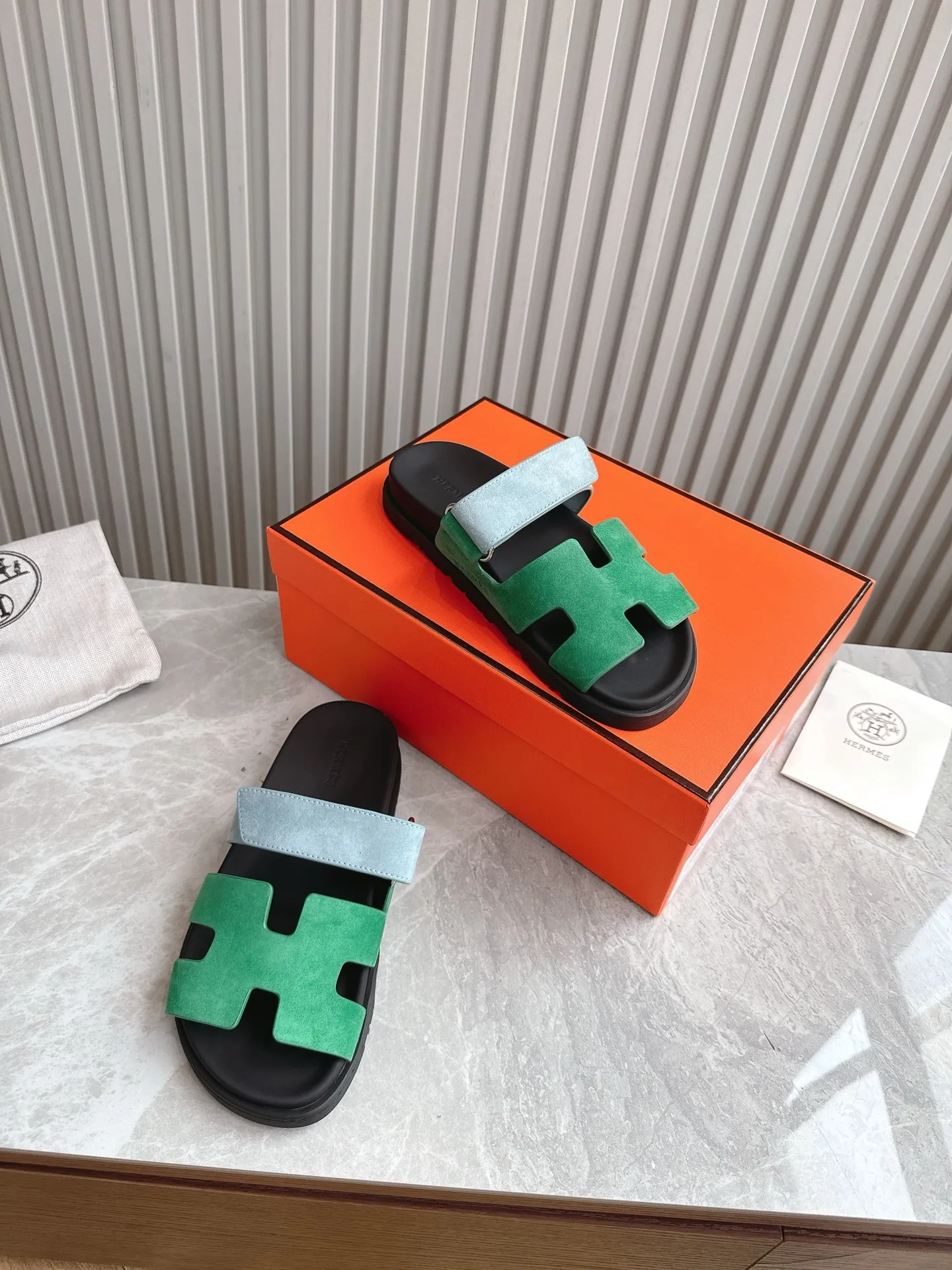 p480🐮🐮Couple model (top version) H family 2024 spring and summer new style HERMES Hermes' recently popular couple model pig nose angle sandals and slippers, paired with various colorful socks, popular. Upper: imported original deerskin (the genuine leather edging is not ordinary super migration). Lining: imported genuine leather. Outsole: Tpu non-slip and wear-resistant outsole. Size: Female 35-42 (40/42 non-returnable and non-exchangeable) Male size: 39-45 (45 non-refundable and non-exchangeable)